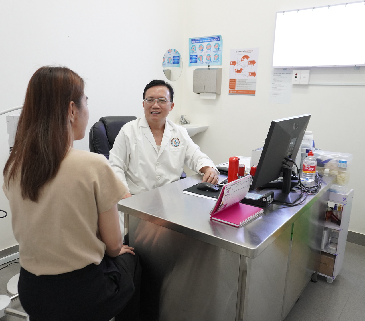 bac-si-da-lieu-tu-van-khach-hang.png Thầy thuốc ưu tú, BSCKII Trương Lê Anh Tuấn tư vấn khách hàng