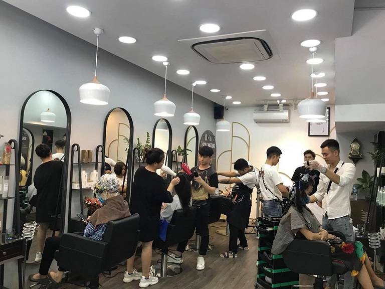Tiệm cắt tóc, gội đầu kết hợp làm móng